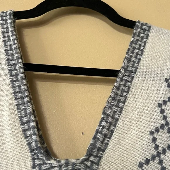 🌸🦩💕 HP🦩🌸💕Free People Gray and Cream Chunky Knit Poncho🌸💕🦩🦩 - Picture 2 of 7